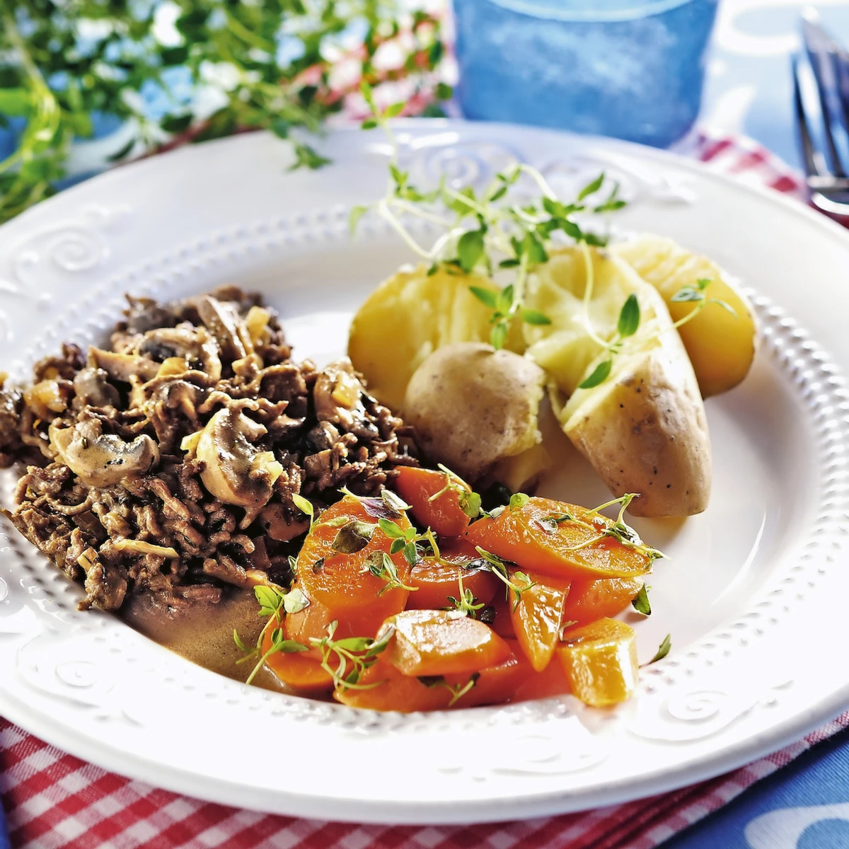Köttfärsröra med svamp, enbär och timjan