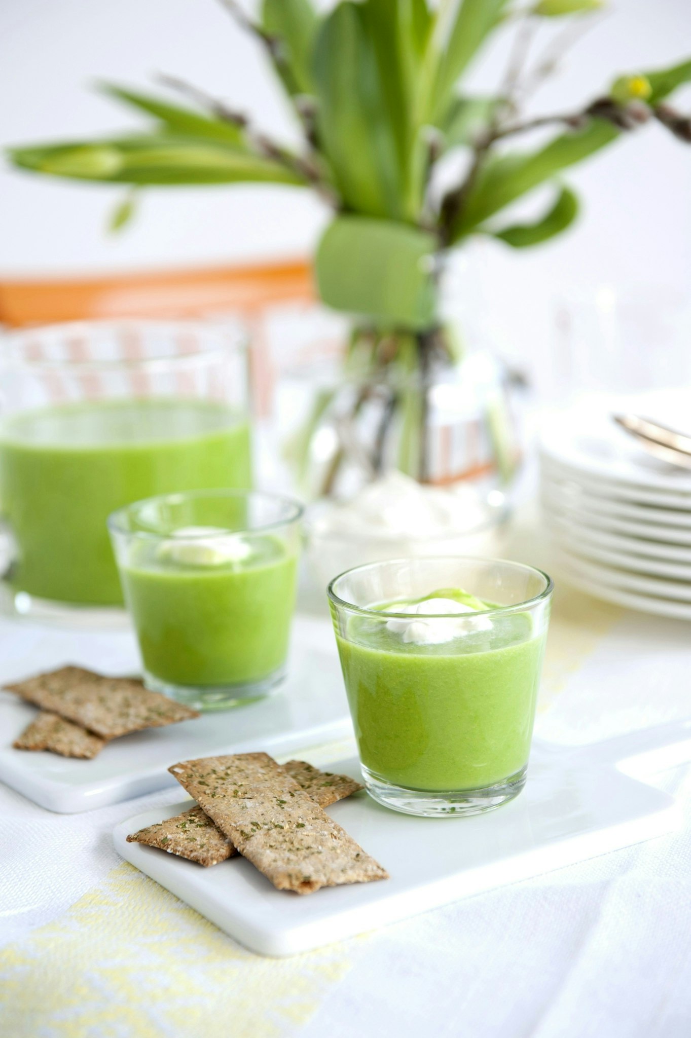 Vårgrön ärtsoppa med pepparrotskräm