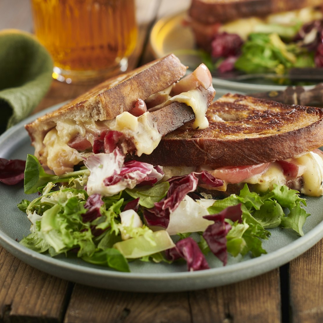 Varm macka med brieost och honungstekt äpple