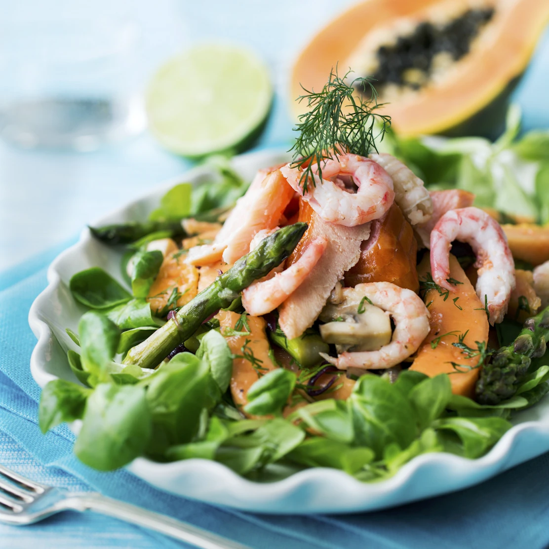 Varm sallad med rökt lax och räkor