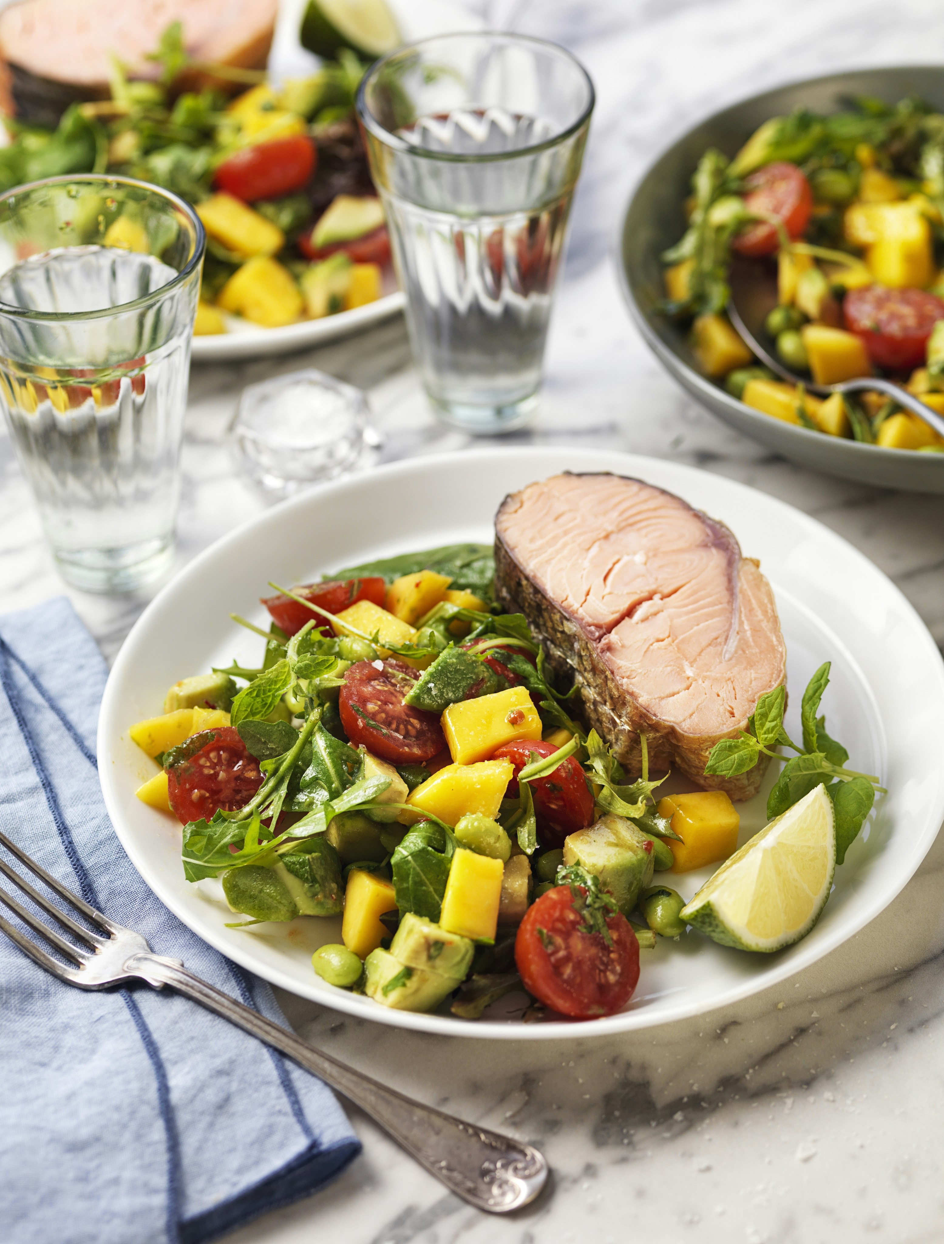 Mangosallad med varmrökt lax