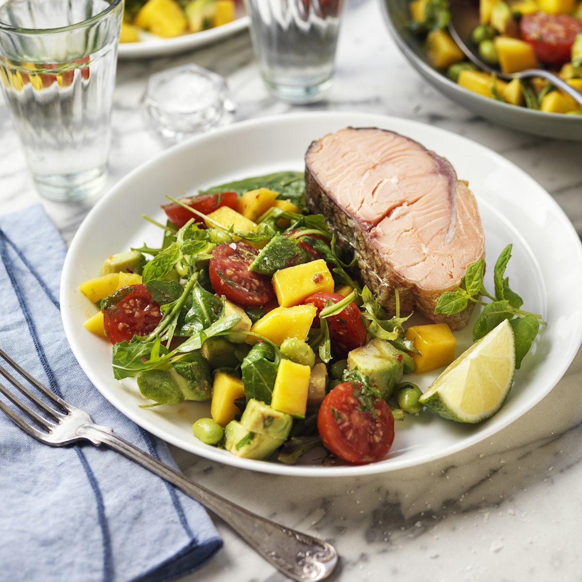 Mangosallad med varmrökt lax