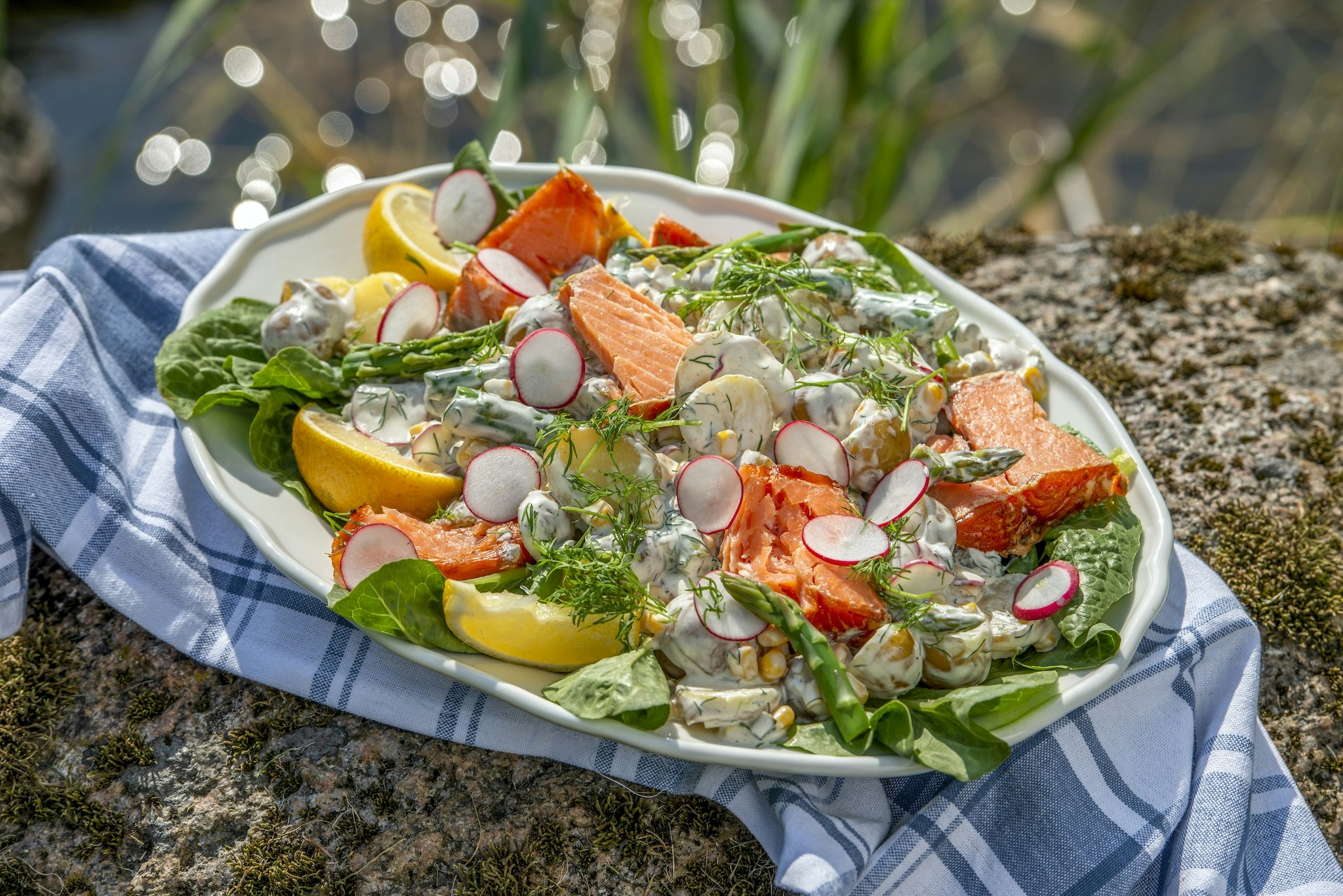 Varmrökt lax med potatissallad med senapsdressing