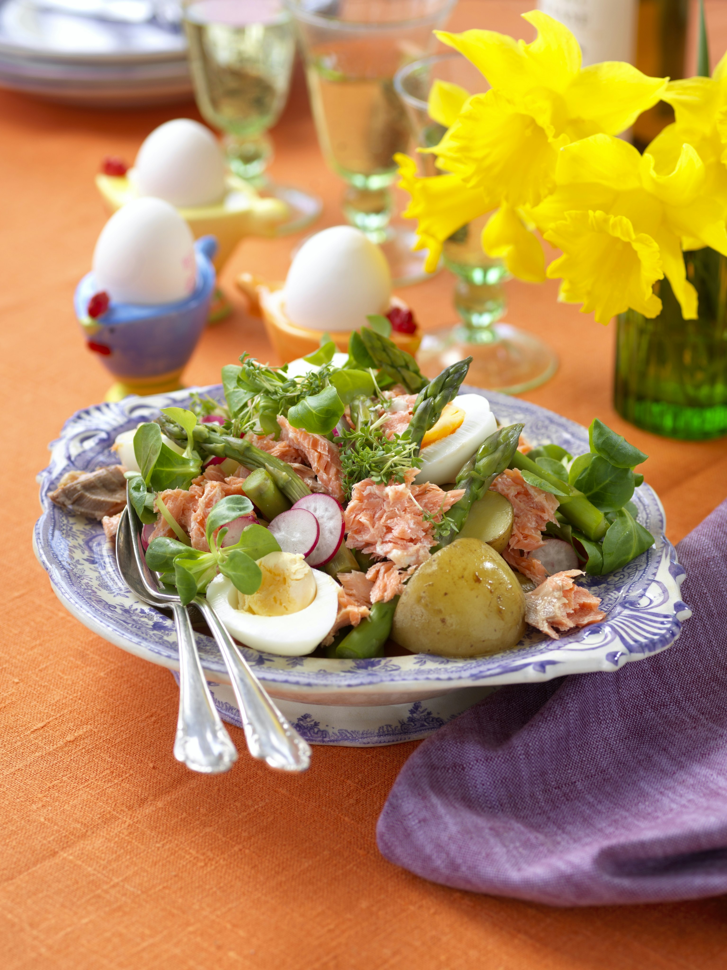 Vårsallad med lax och primörer