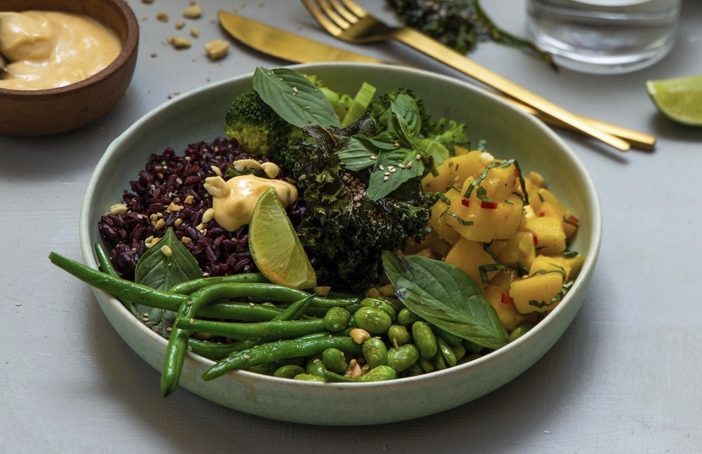 Vegetarisk bowl med sesamstekta svartkålchips