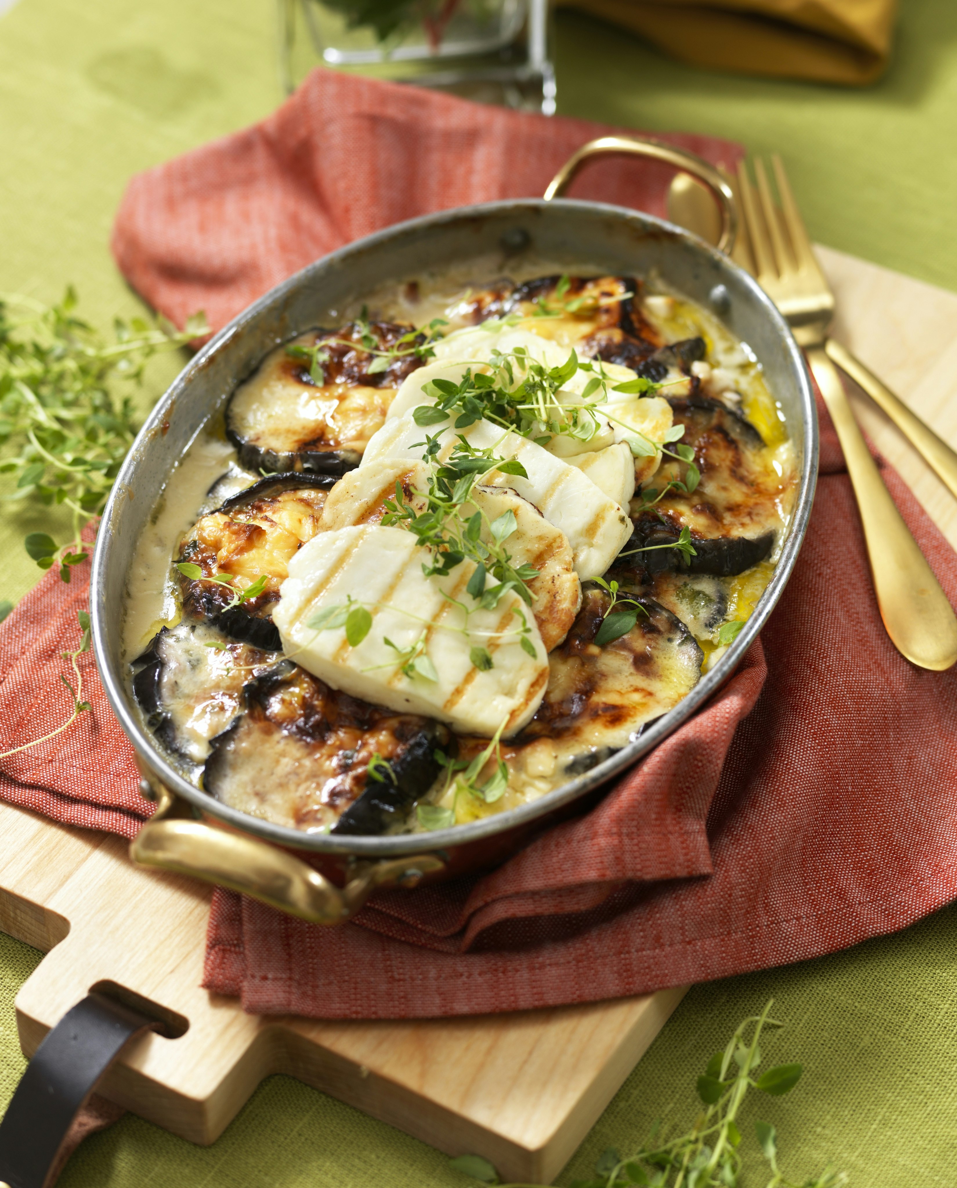 Vegetarisk gratäng med aubergine och halloumi