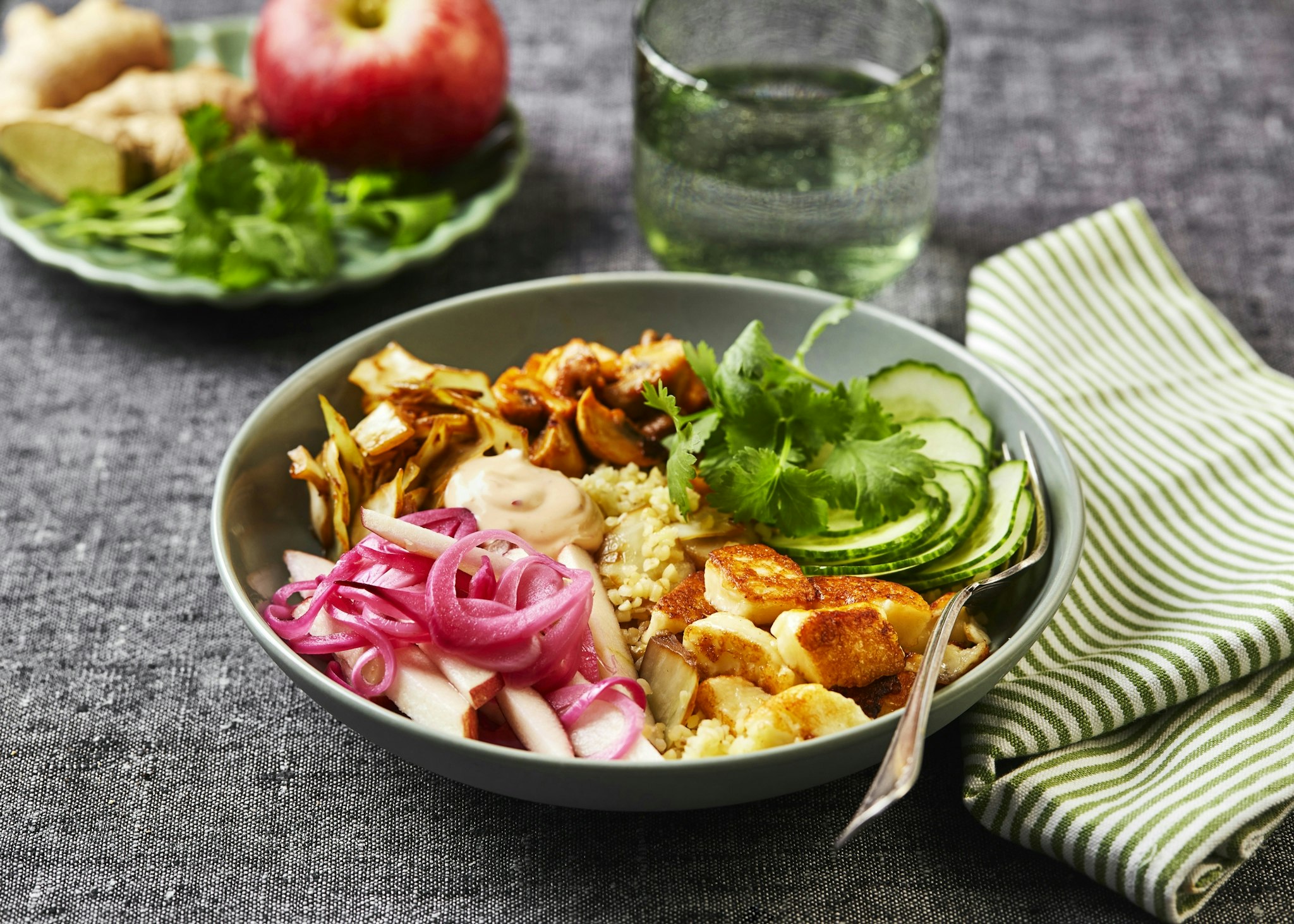 Vegobowl med bulgur, stekost och kryddig kål