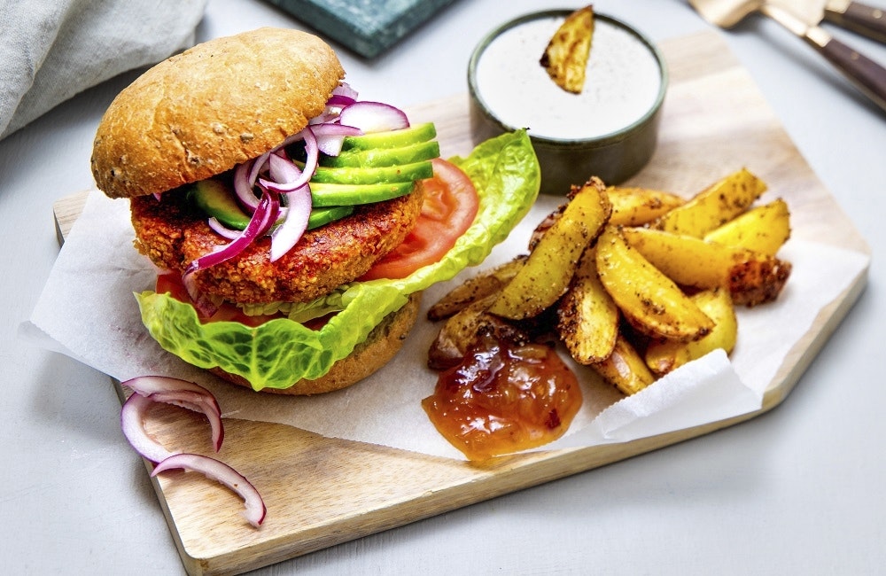 Vegoburgare med lättsyltad rödlök och avokado