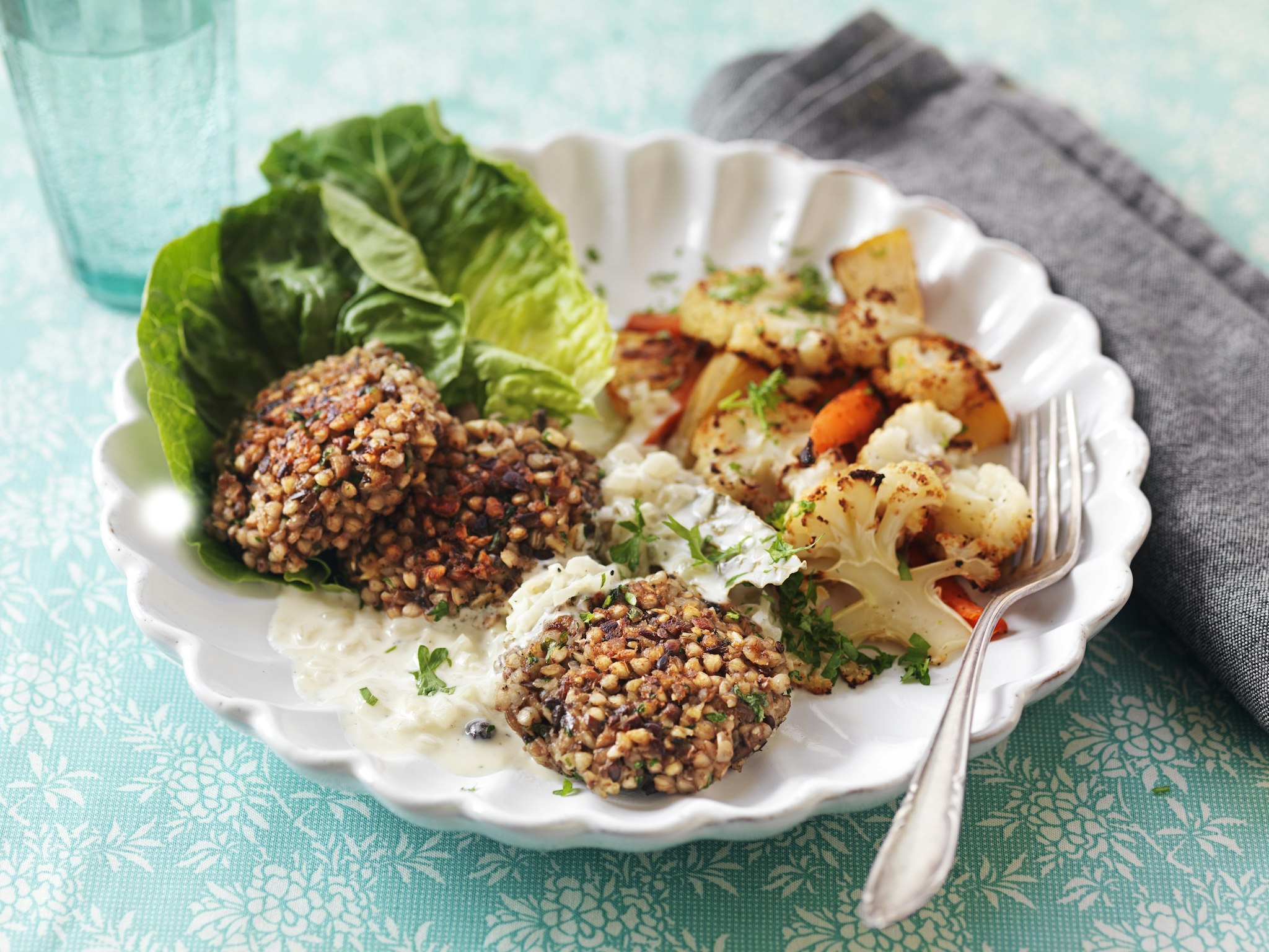 Vegopuckar och rostade grönsaker