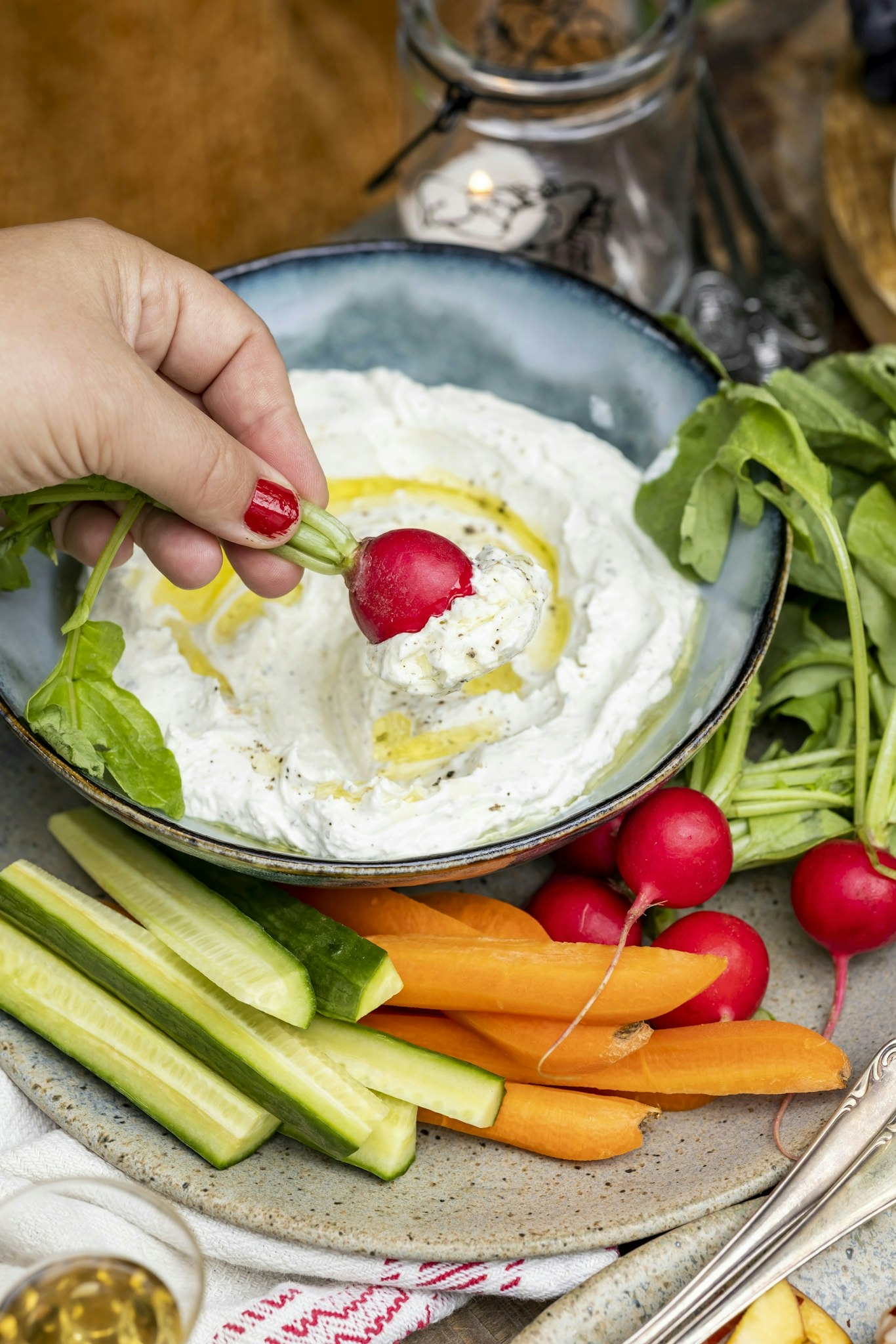 Vispad fetaostkräm med vitlök och örter