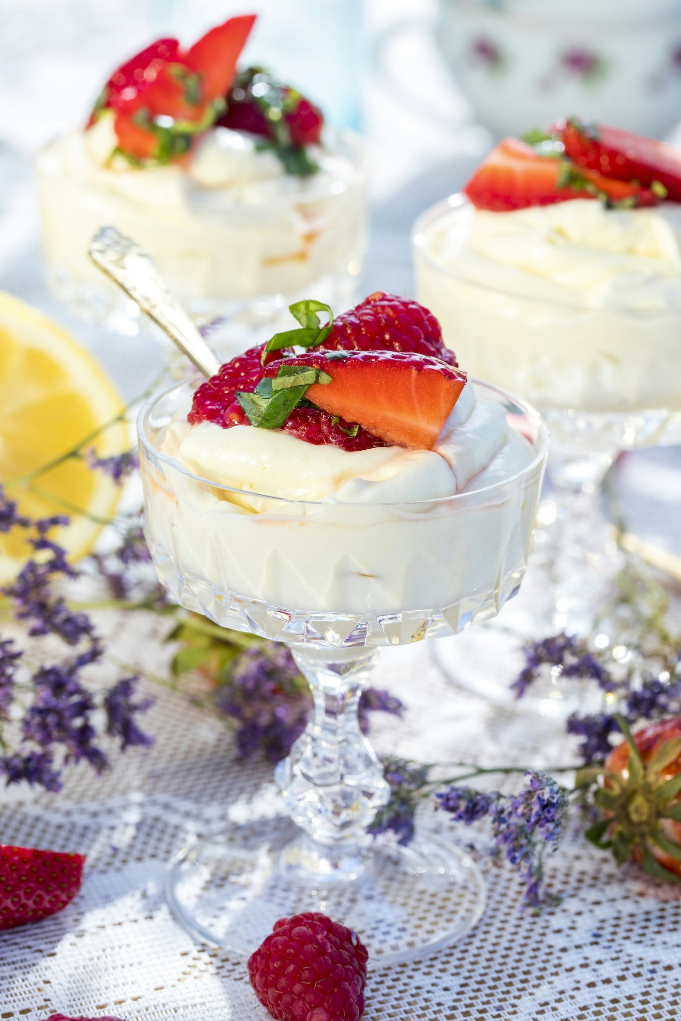 Vit choklad- och citronkräm med basilikarörda bär