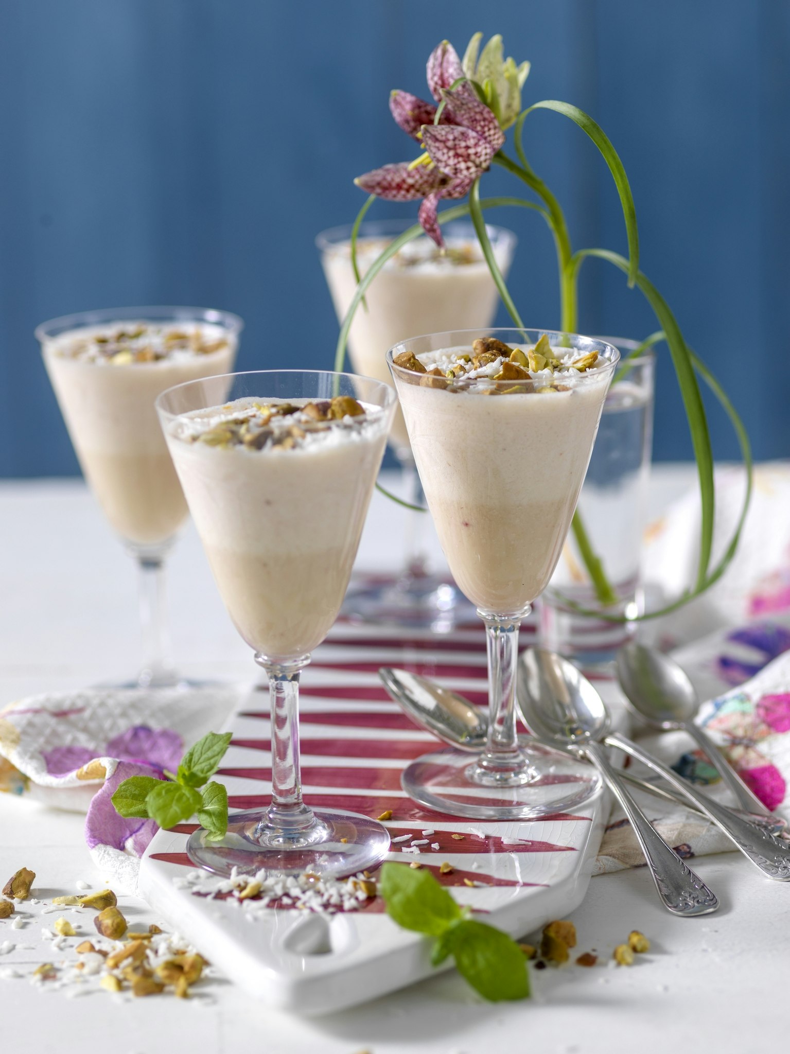 Vit choklad- och hallonmousse med kokosflagor