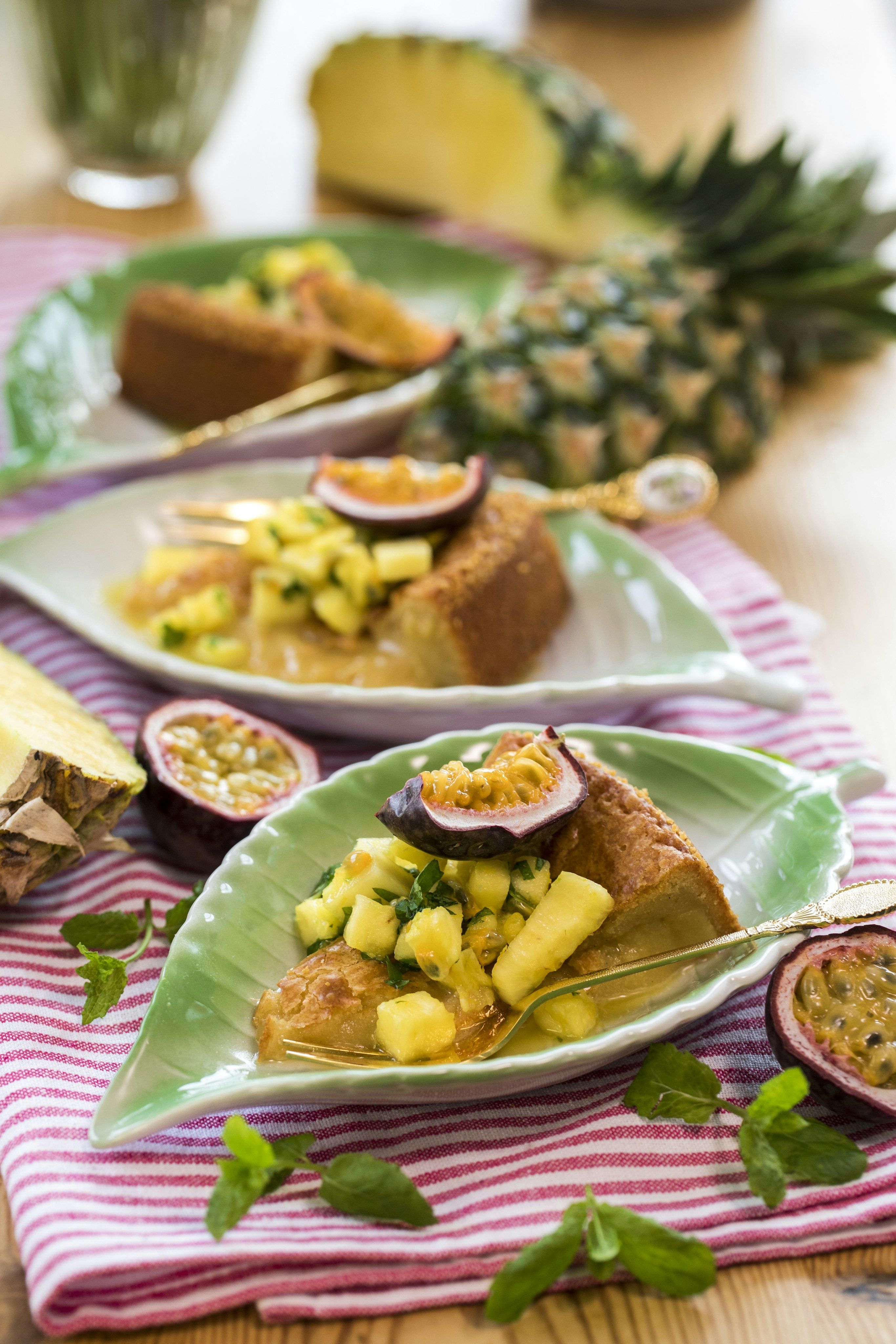 Vit chokladkladdkaka med exotisk fruktsalsa