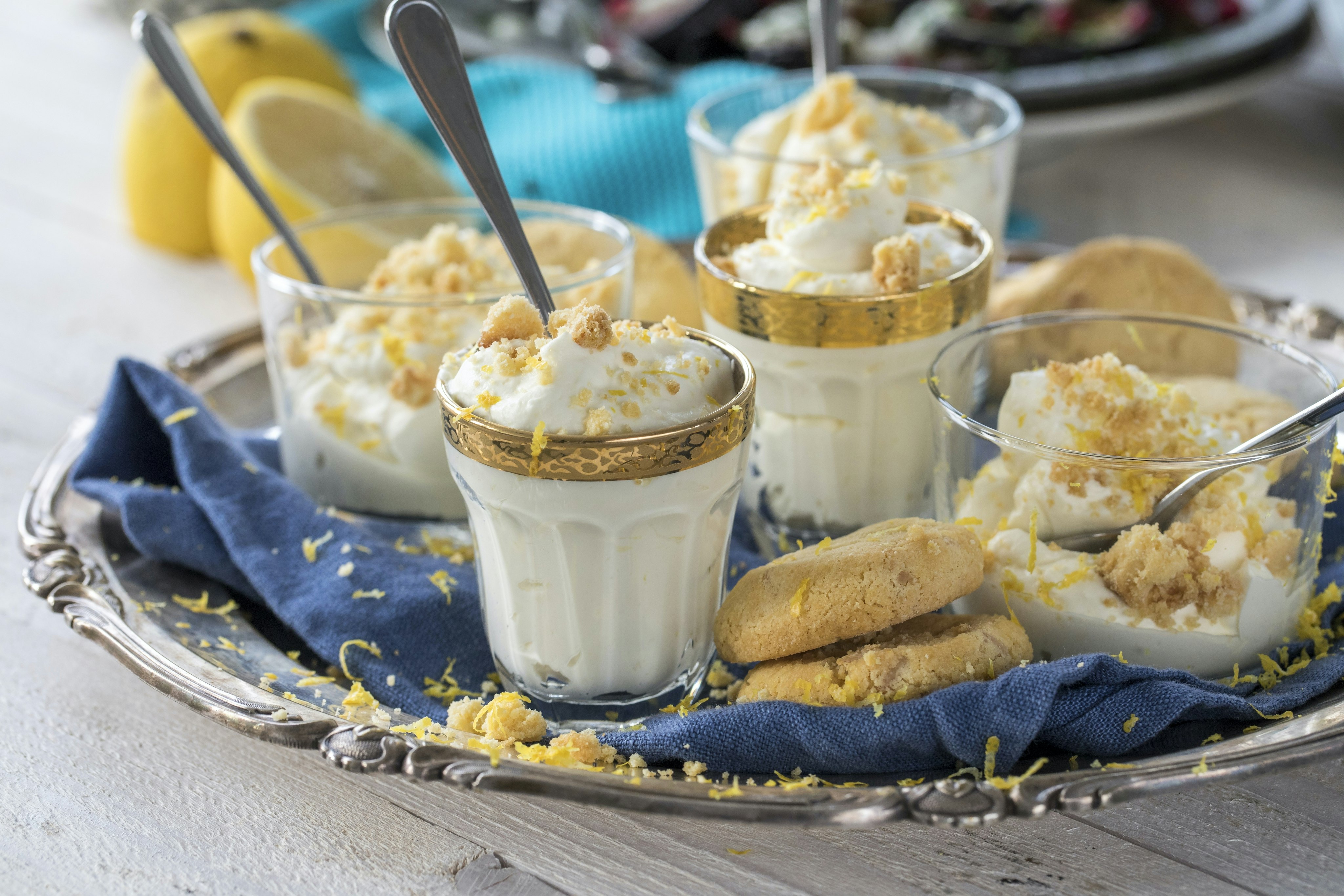 Vit chokladkräm med citron och mördegskex