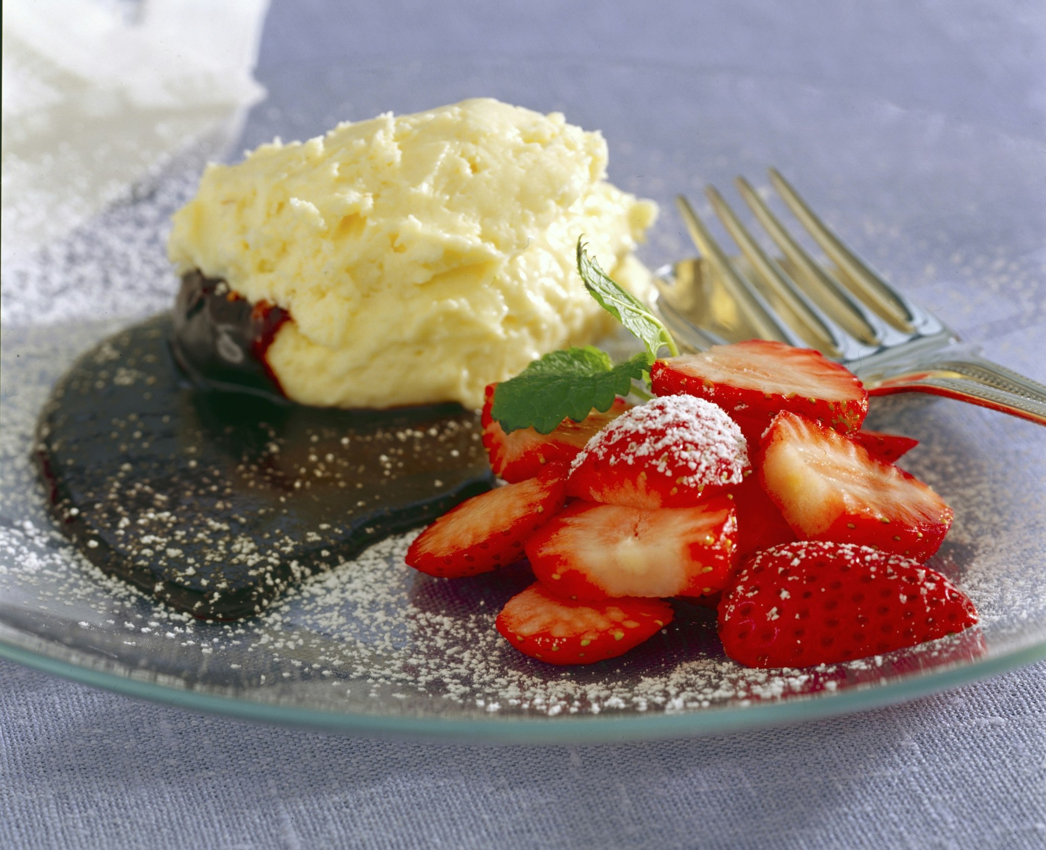 Vit chokladmousse med bär och chokladsås