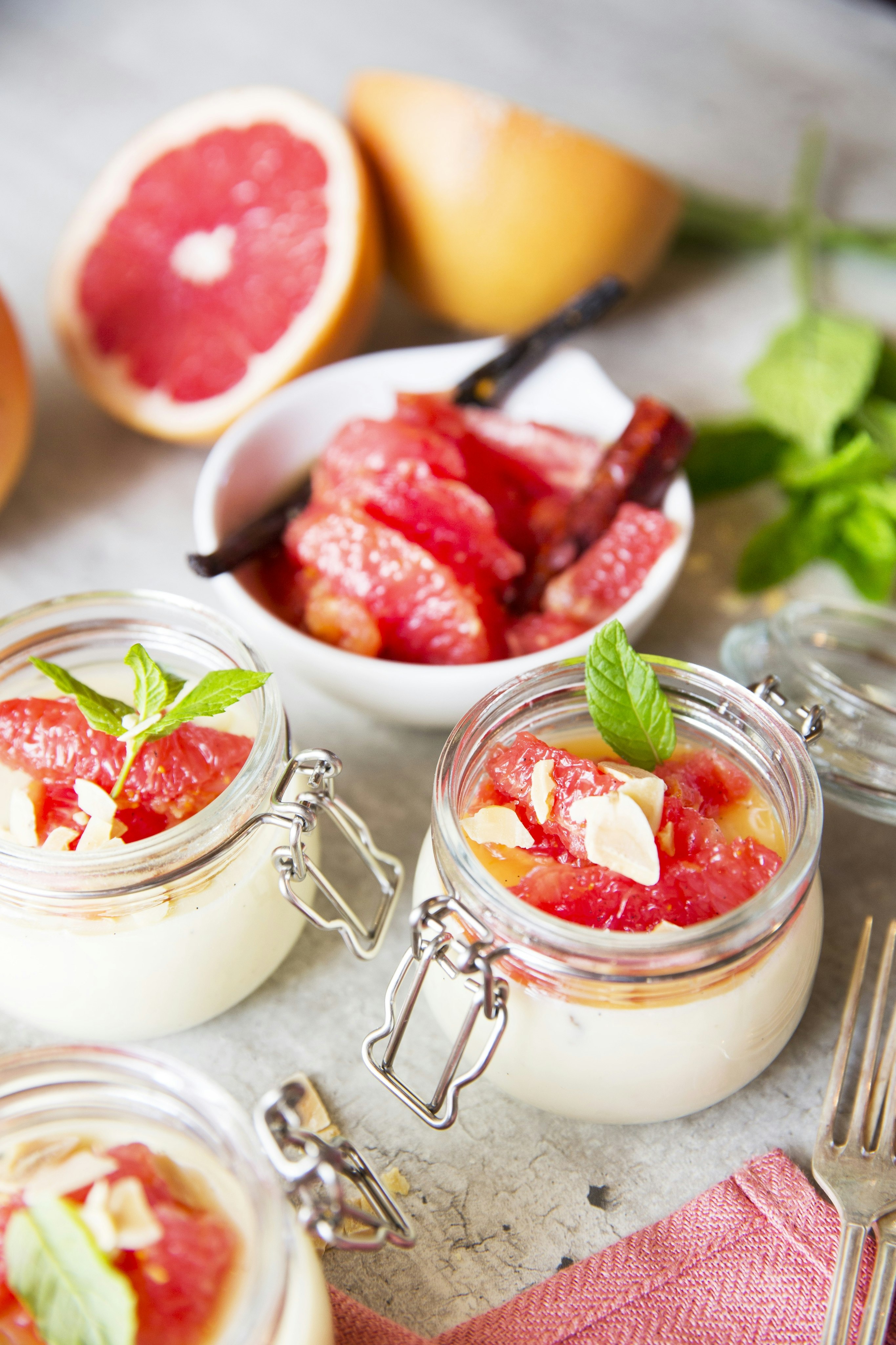 Vit chokladpannacotta med blodapelsinkompott