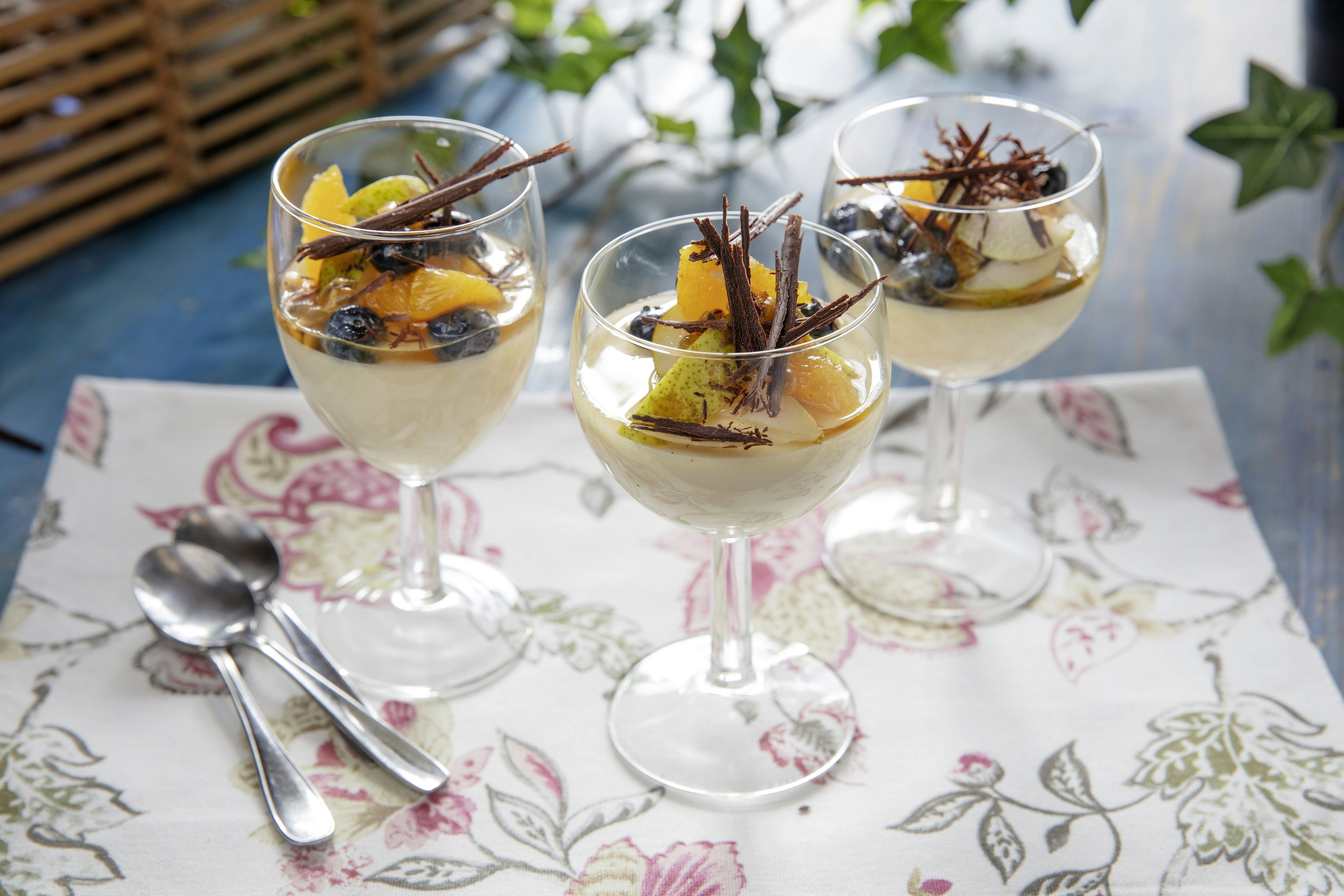 Vit chokladpannacotta med färsk frukt