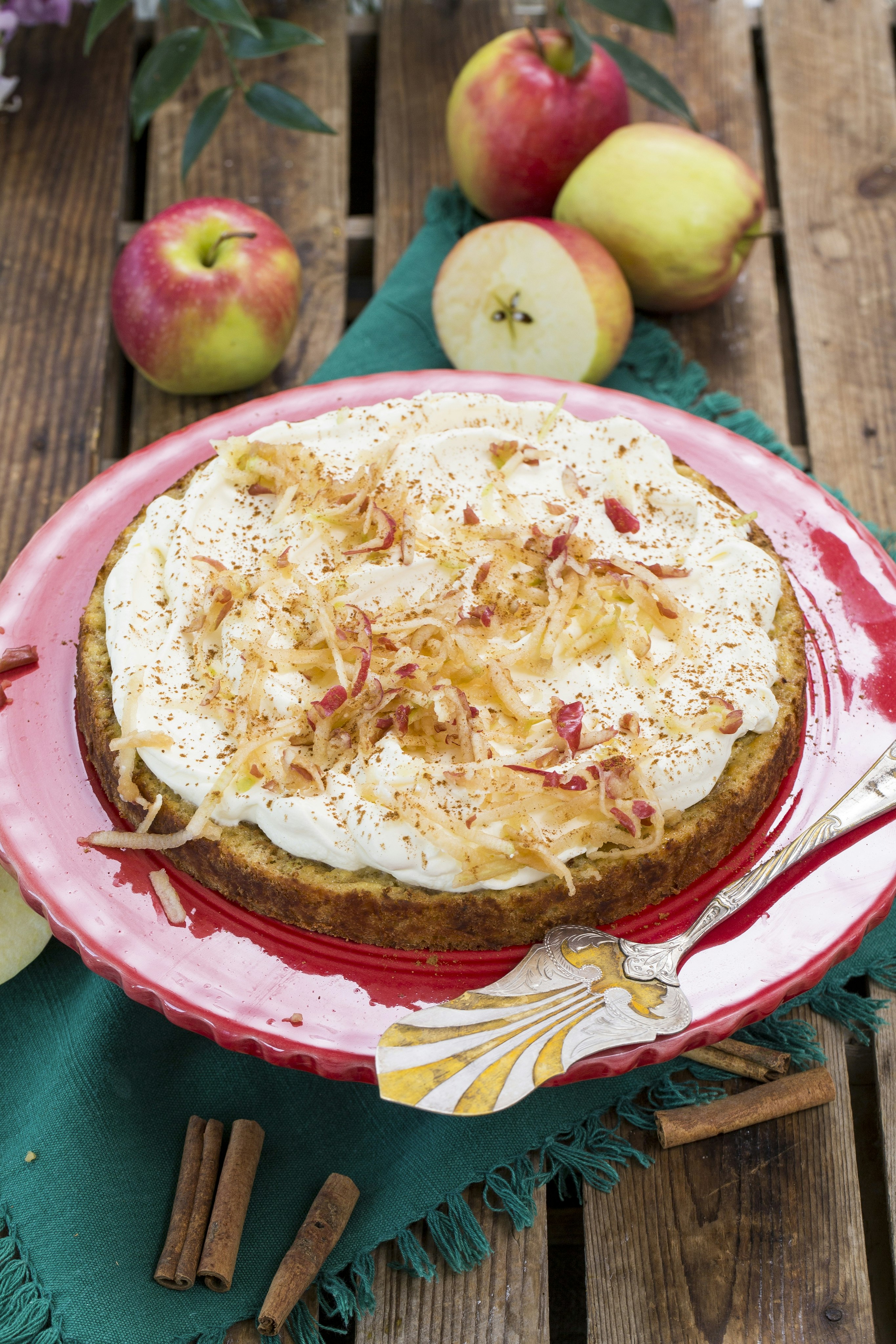 Vit kladdkaka med äpple och kanel