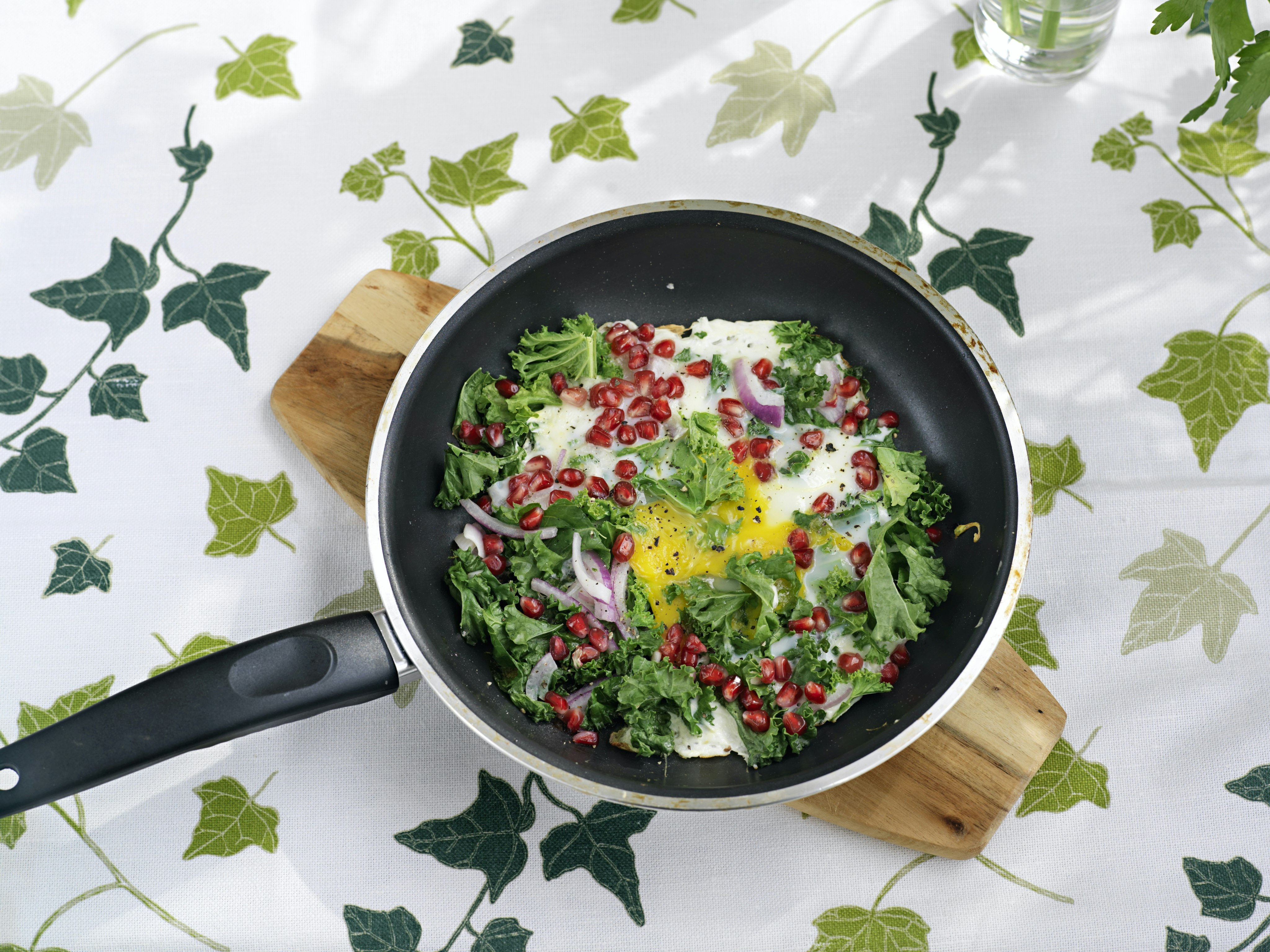 Vit omelett med granatäpple