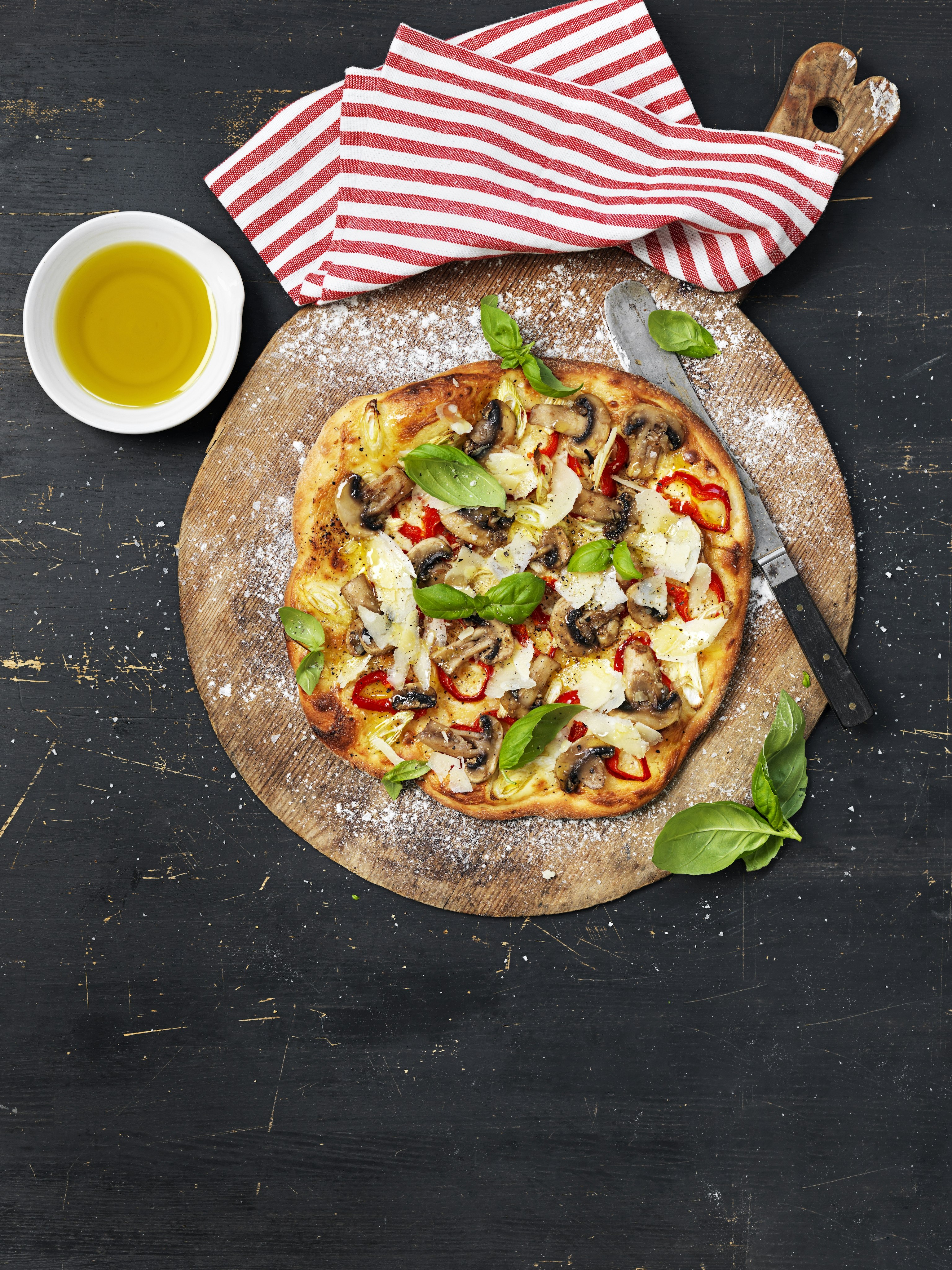 Vit pizza med vitlöksstekt svamp