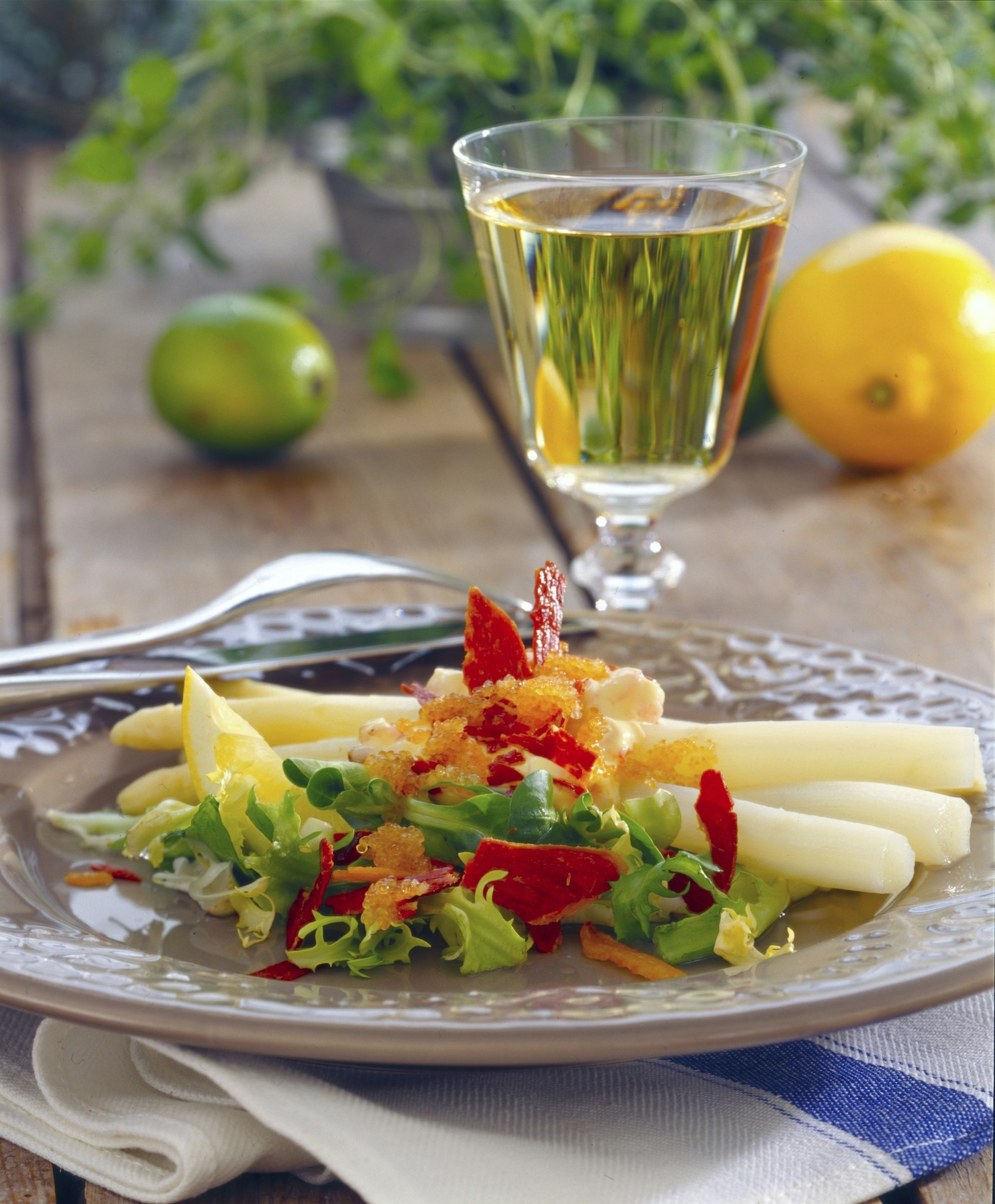 Vit sparris med hollandaisesås och parmaskinkchips