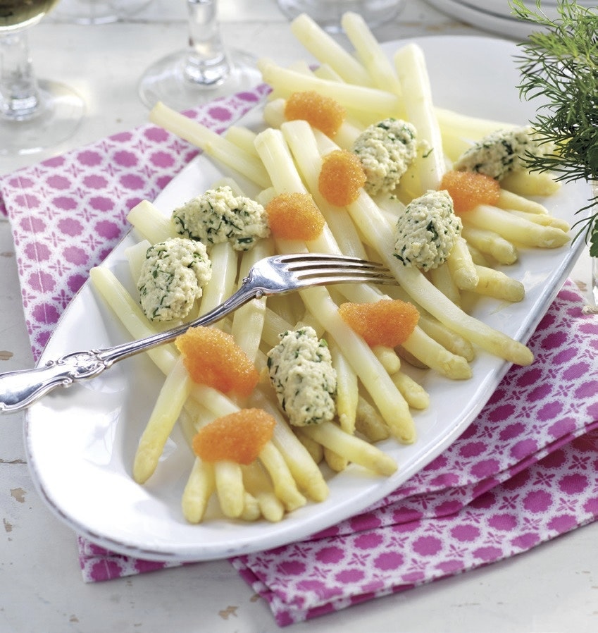 Vit sparris med löjrom och örtäggröra