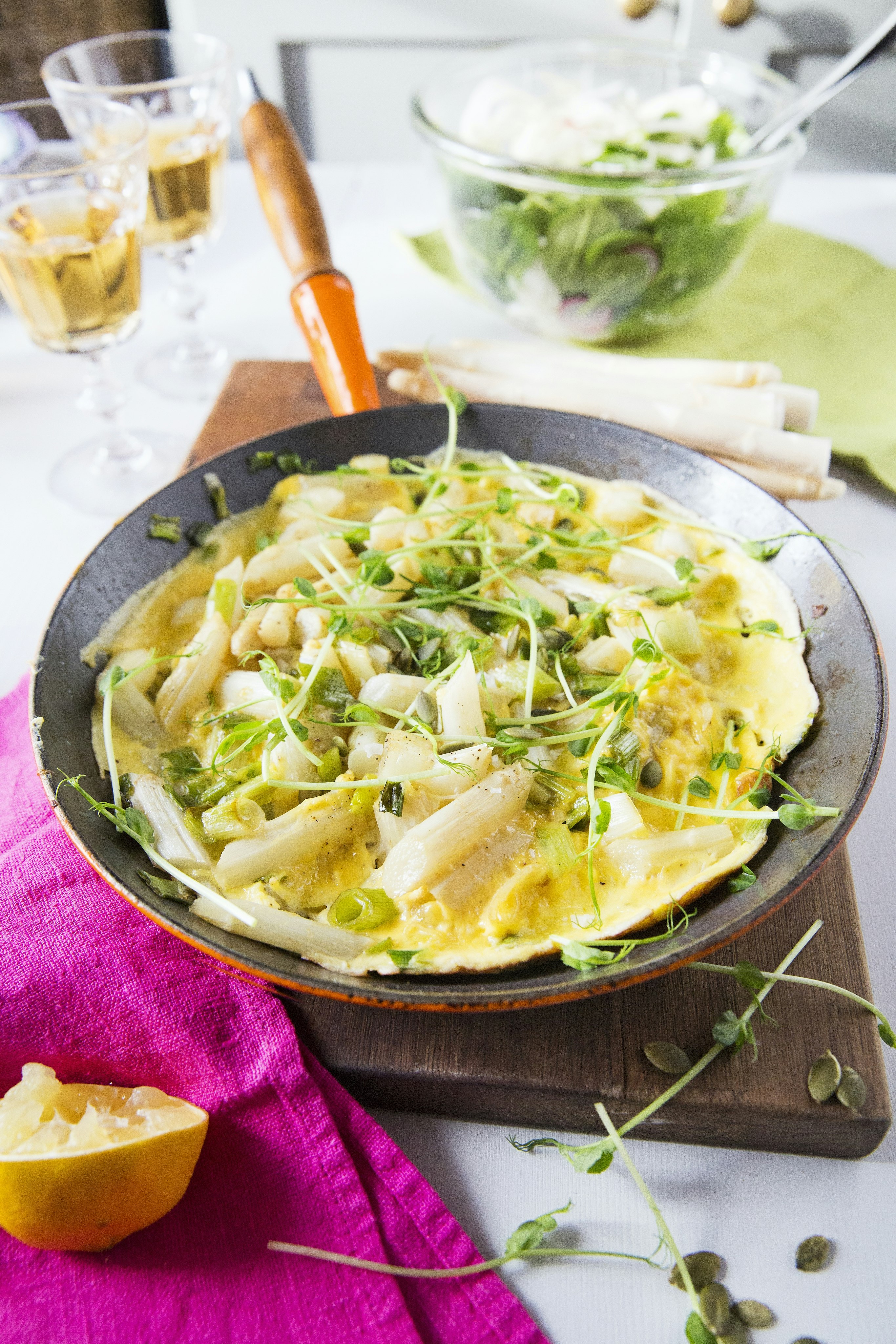 Vit sparrisomelett med fänkålssallad