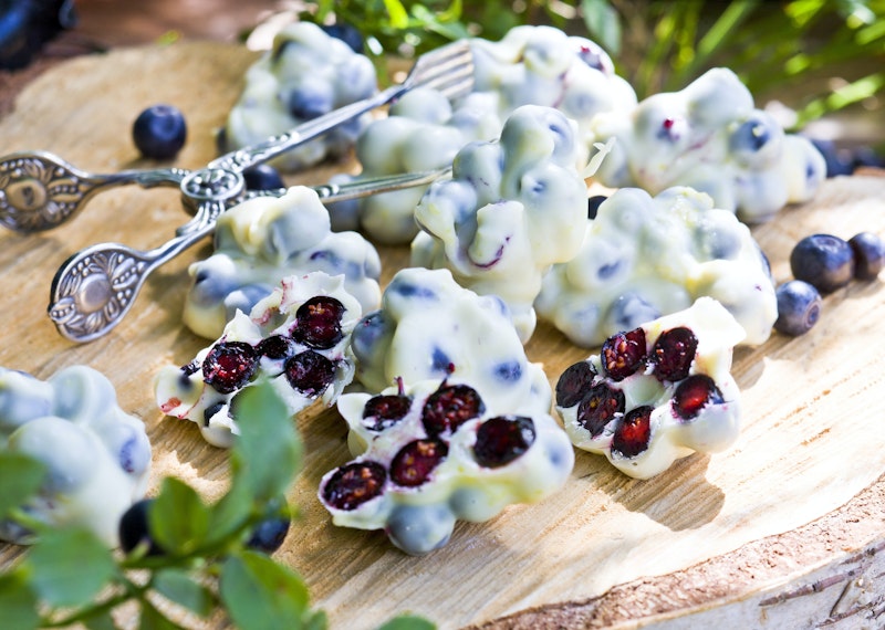 Vita chokladtoppar med blåbär.