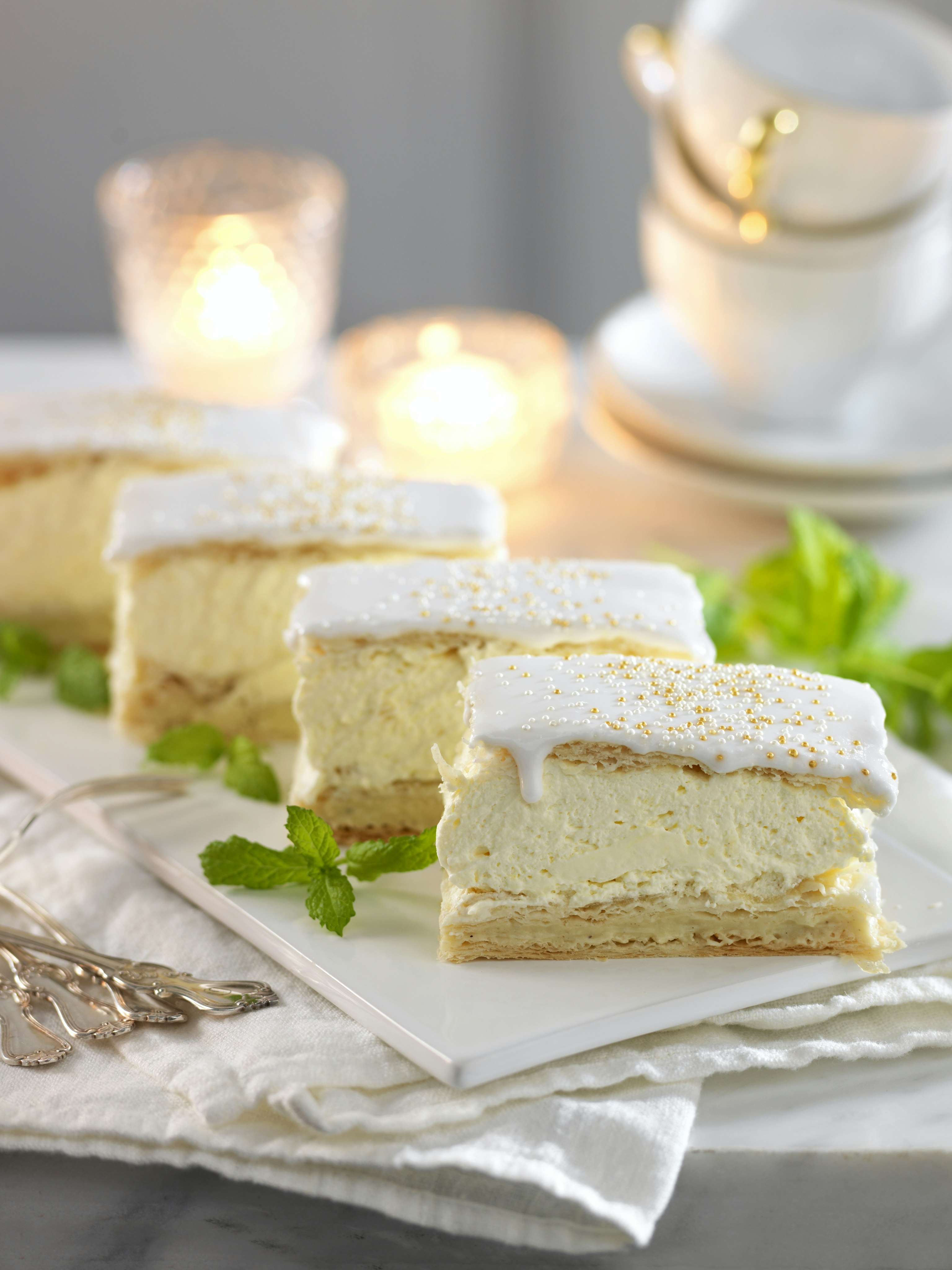 Vita napeoleonbakelser med citronglasyr