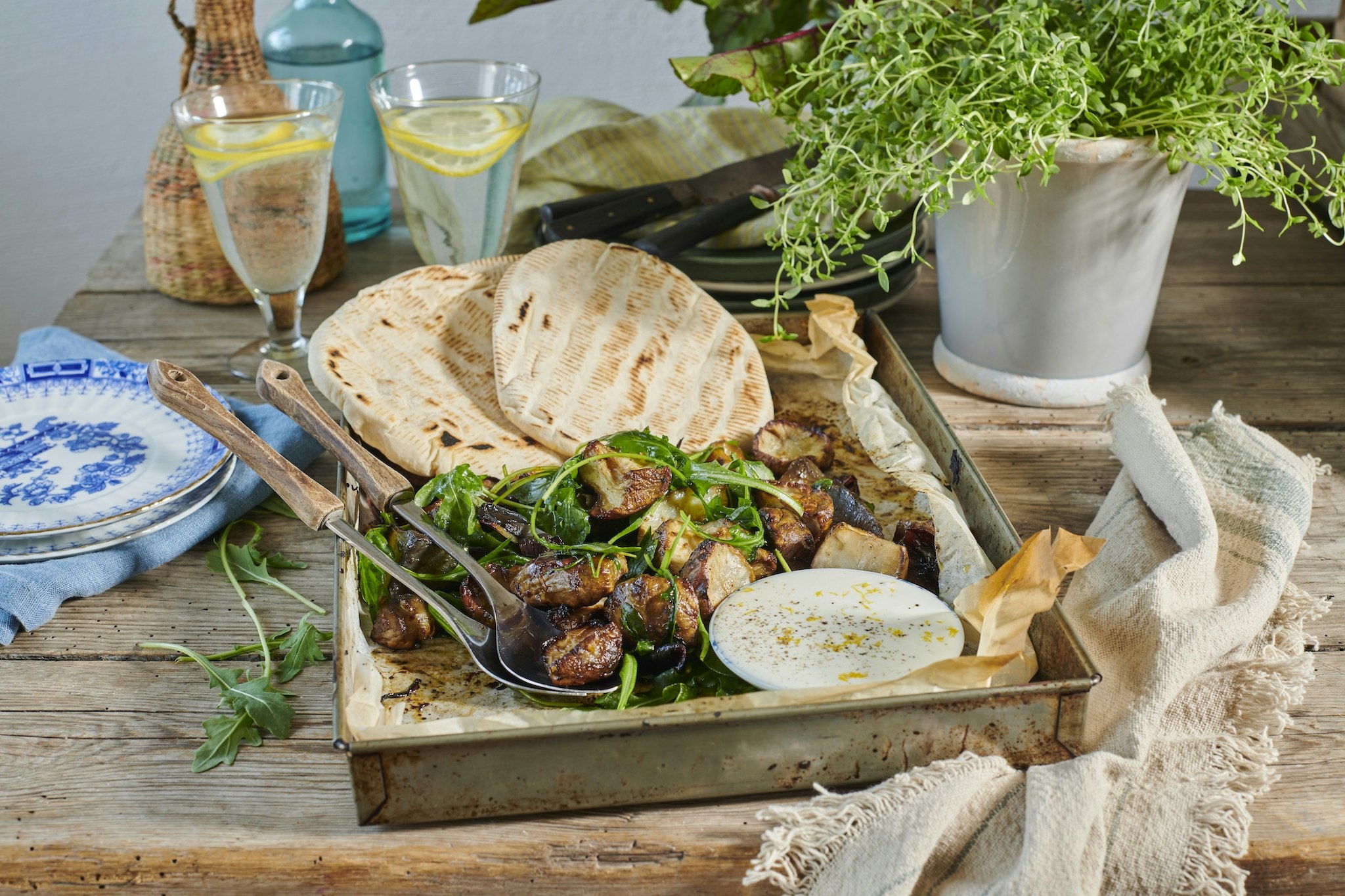 Vitlöksbakade jordärtskockor med yoghurtdressing