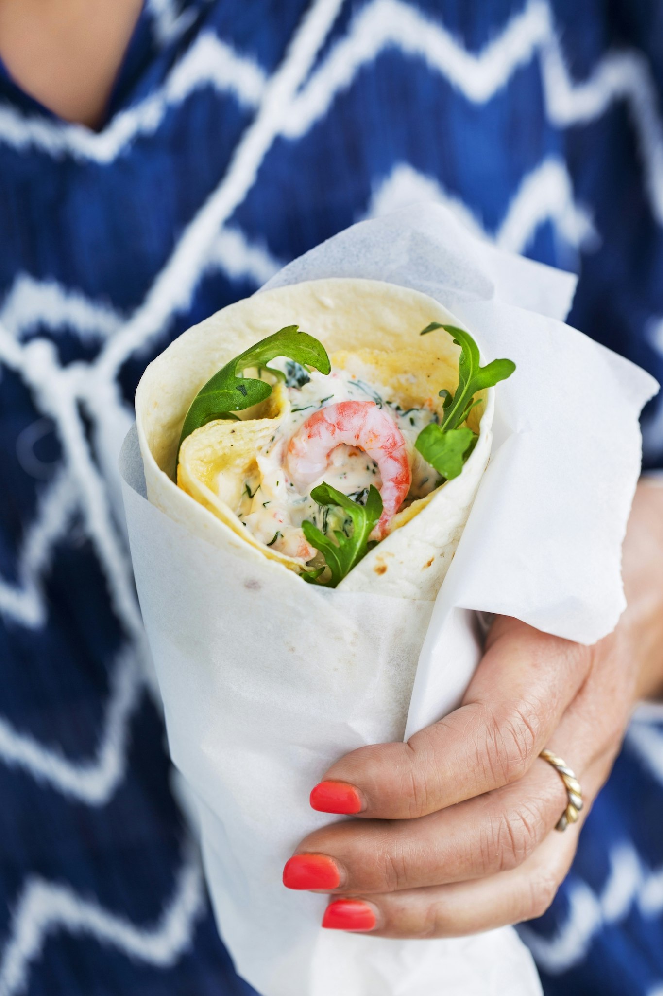 Wrap med omelett och räksallad