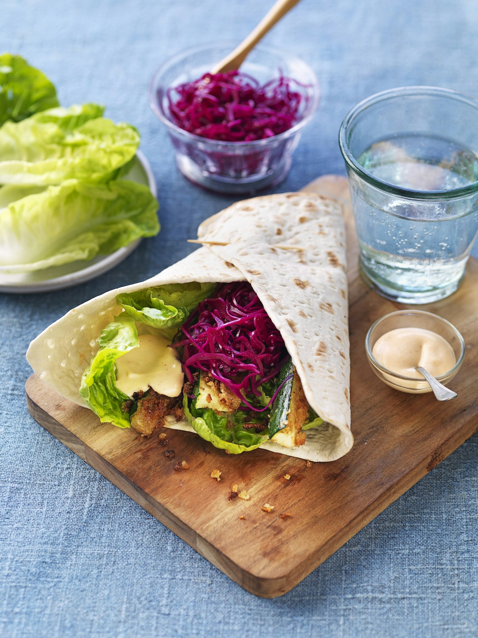 Wraps med panerad squash och picklad rödkål