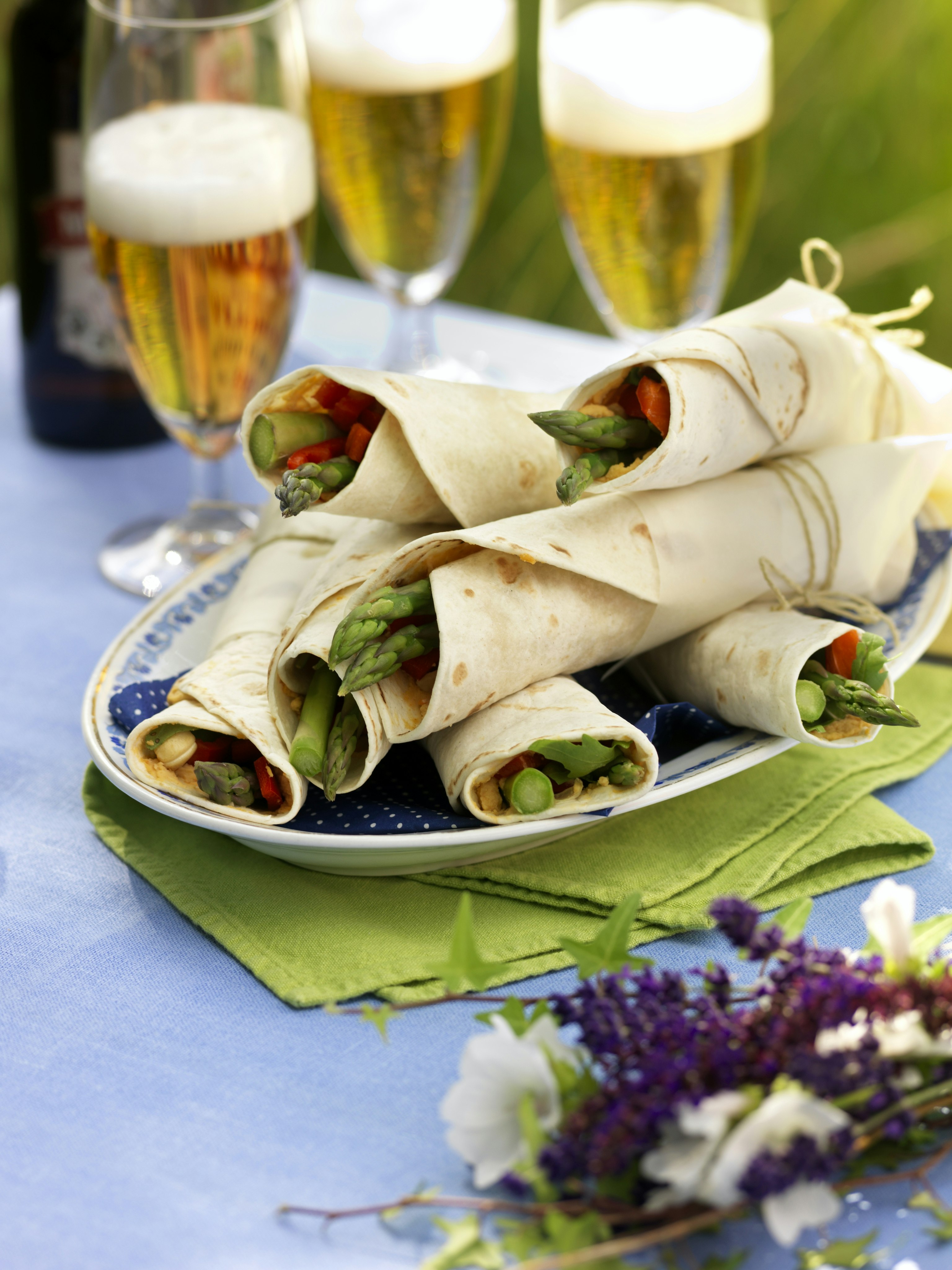 Wraps med sparris och kikärtsröra