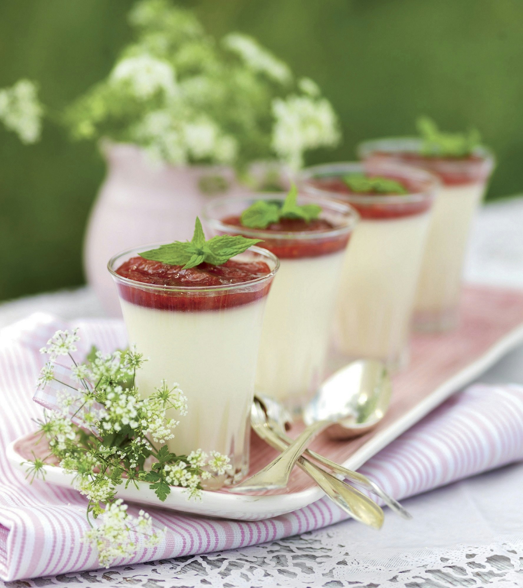 Yoghurtpannacotta med jordgubbskompott