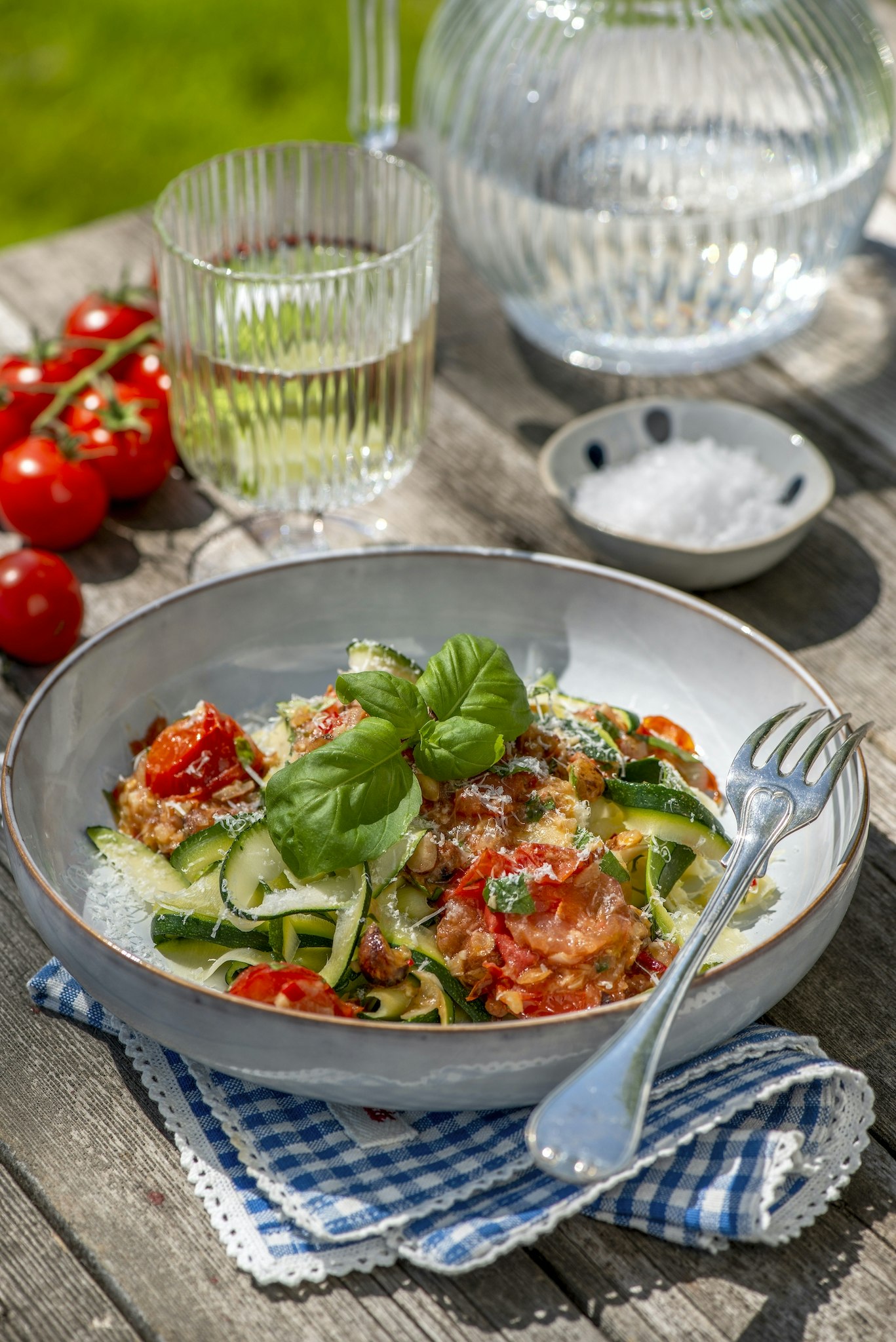 Paj med parmesan, tomat och zucchini
